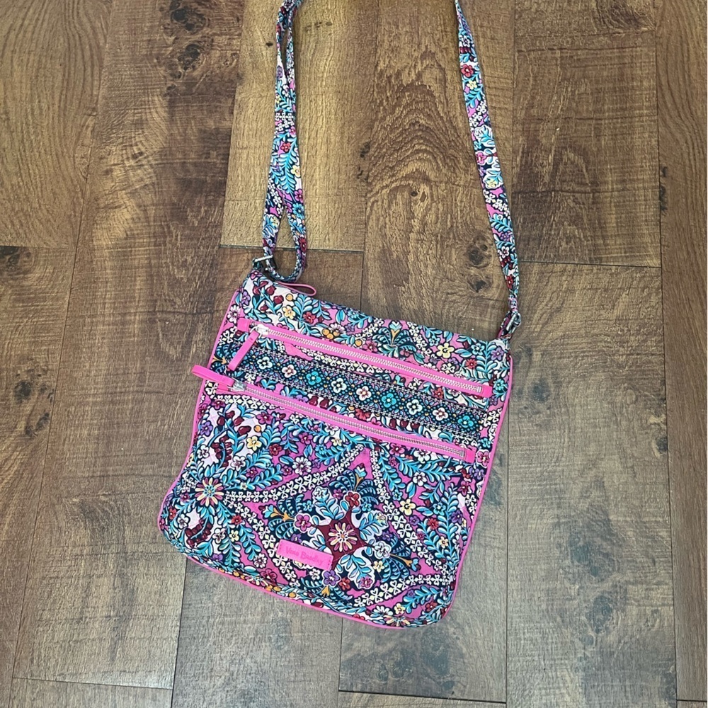 Vera Bradley women’s kaleidoscope crossbody purse bag zip closure pockets - Picture 2 of 9